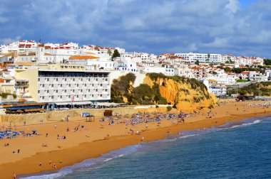 Portekiz Algarve kıyısında kumsalda Albufeira