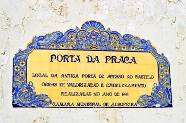 Kapının kaleye Porta da Praça Albufeira Kalesi için eskiden olduğu yerde ören