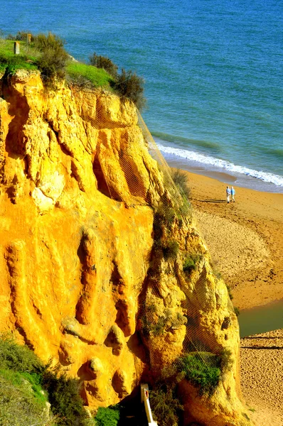 Pareja disfrutando de un paseo por la playa de Albufeira — Foto de Stock