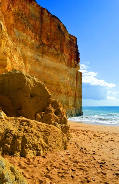 Velkolepé skalní útvary na Benagil pláži na pobřeží Algarve — Stock fotografie