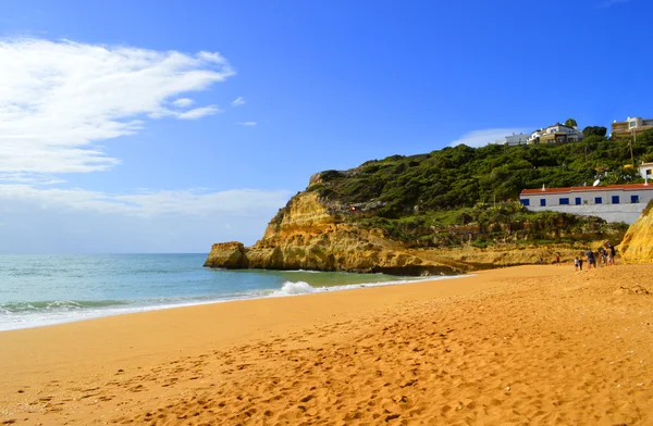 Turistas disfrutando de la playa de Benagil en Portugal — Foto de Stock