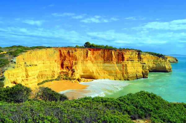 Velkolepé skalní útvary na Benagil pláži na pobřeží Algarve — Stock fotografie