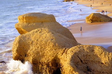 Praia da Gale Beach akşam güneşi zevk turistler