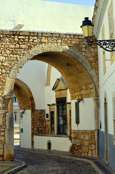 Salida del arco a través de la pared circundante fuera del casco antiguo de Faro — Foto de Stock