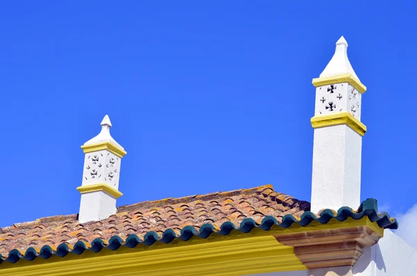Typiska portugisiska skorstenen krukor — Stockfoto
