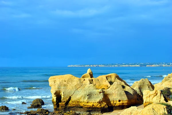 Sietskes Beach formações rochosas espetaculares na costa algarvia — Fotografia de Stock