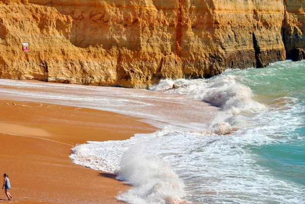 Turistické procházky po pláži Benagil na pobřeží Algarve — Stock fotografie