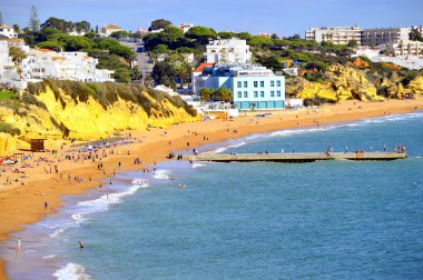 Albufeira plajda güneşin tadını insanlar