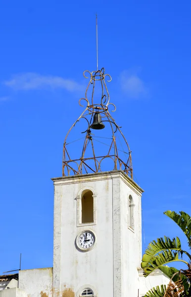 O histórico campanário da Torre de Relogio em Albufeira antigo — Fotografia de Stock