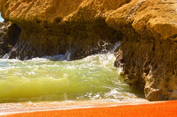 Onde che si infrangono sulle formazioni rocciose di Benagil Beach sulla costa dell'Algarve — Foto Stock