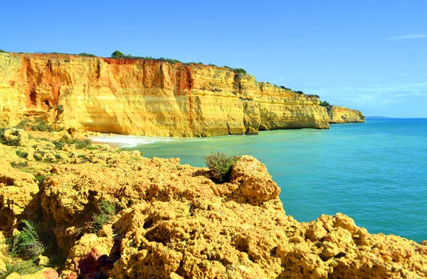 Formacje skalne na Benagil Beach na wybrzeżu Algarve — Zdjęcie stockowe