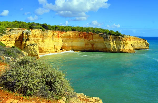 Formations rocheuses spectaculaires sur la plage de Benagil sur la côte de l'Algarve — Photo