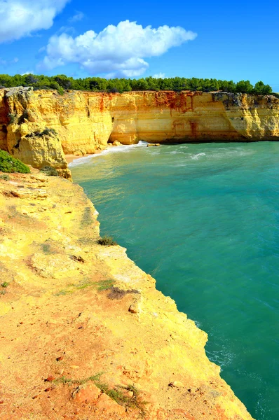 Espectacular formación rocosa en la playa de Benagil, en la costa del Algarve —  Fotos de Stock