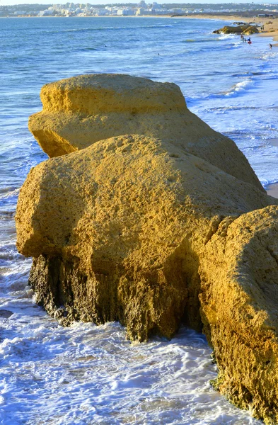 Formacje skalne w Praia Da Gale na wybrzeżu Algarve — Zdjęcie stockowe