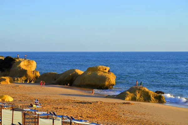 Turisti che si godono il sole serale sulla spiaggia di Praia Da Gale — Foto Stock