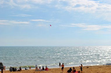 Albufeira plajda güneşin tadını turist