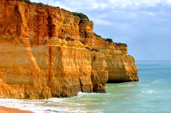 Formacje skalne na Benagil Beach na wybrzeżu Algarve — Zdjęcie stockowe