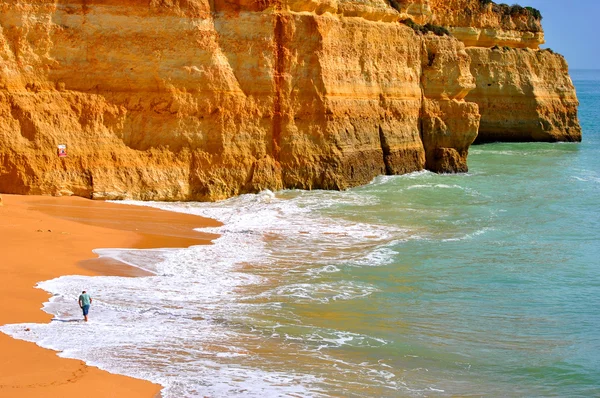 Туристы, наслаждающиеся Benagil Beach в Португалии — стоковое фото