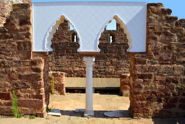 Silves Algarve Portugal - 3 de octubre de 2014: Castillo histórico de Silves en el Algarve Portugal —  Fotos de Stock