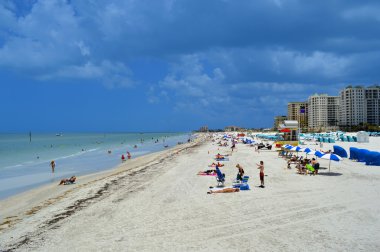 Clearwater Beach, Florida, ABD - 12 Mayıs 2015 turist sahilde güneşin tadını