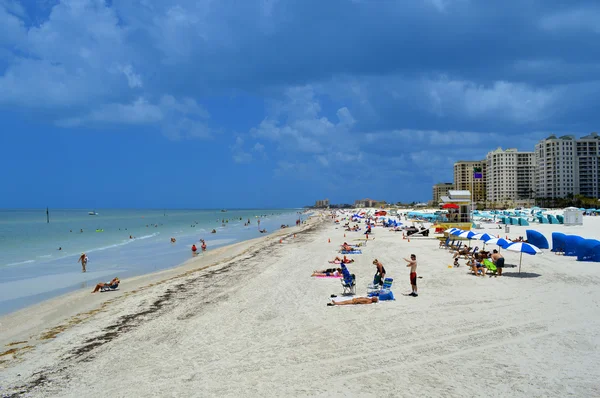 Clearwater Beach, Florida, Amerikai Egyesült Államok - május 12, 2015-re a turisták élvezhetik a napsütést a strandon — Stock Fotó