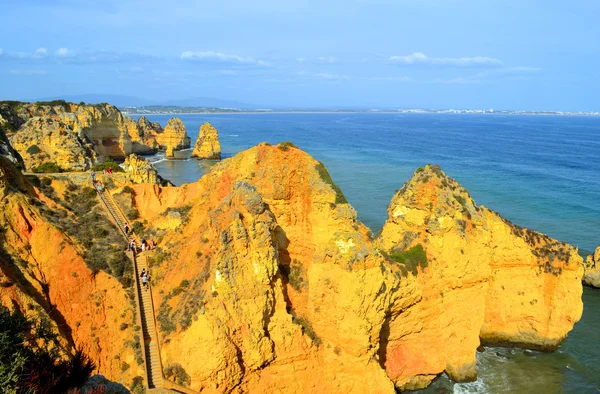 Turistas que exploram a espetacular formação rochosa da Ponta da Piedade em Portugal — Fotografia de Stock