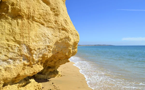 Praia de Armacao De Pera na costa algarvia — Fotografia de Stock