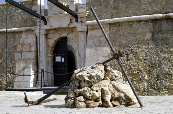 Une ancre à l'extérieur de l'historique Forte da Ponda da Bandeira à Lagos — Photo