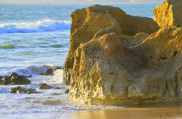 Spettacolari formazioni rocciose sulla spiaggia di Sietskes sulla costa dell'Algarve — Foto Stock
