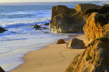 Algarve sahilindeki Sietskes Sahili 'nde muhteşem kaya oluşumları.