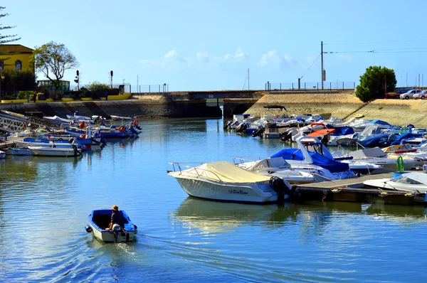 Barcos a motor atracados na Marina de Faro — Fotografia de Stock