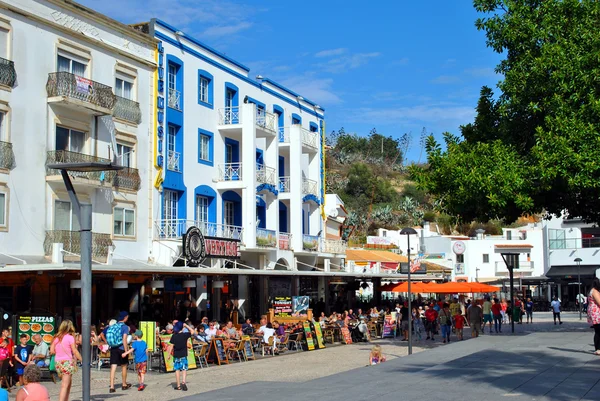 Turisté, jídlo a pití v restauraci na starém městě Albufeira, Portugalsko — Stock fotografie