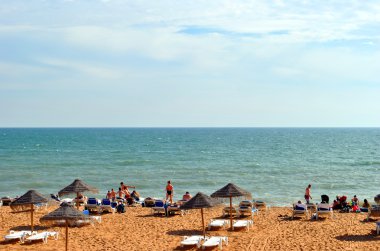 Albufeira plajda güneşin tadını insanlar