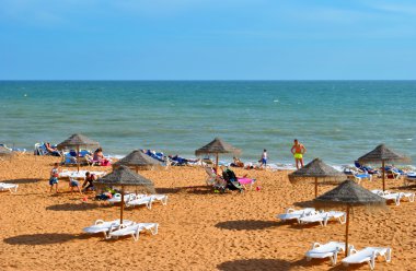 Albufeira plajda güneşin tadını insanlar