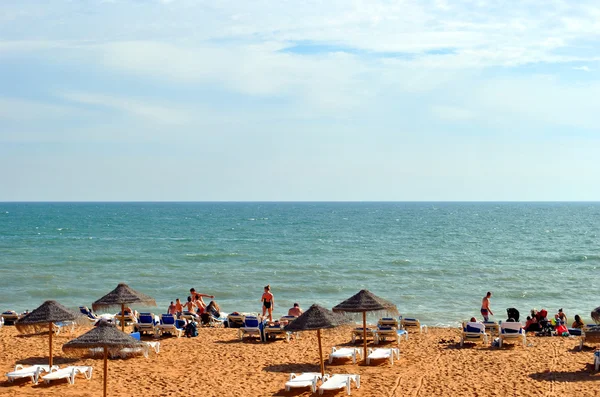 Albufeira plajda güneşin tadını insanlar — Stok fotoğraf