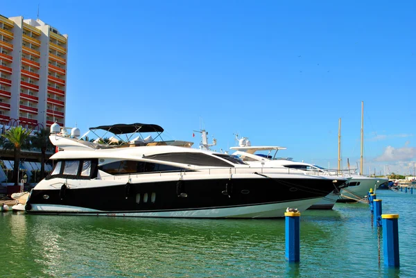 Barcos de luxo em Vilamoura Marina — Fotografia de Stock