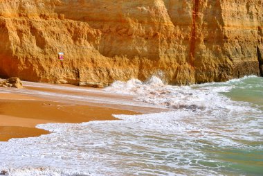 Algarve kıyısında Benagil sahilde muhteşem kaya oluşumları