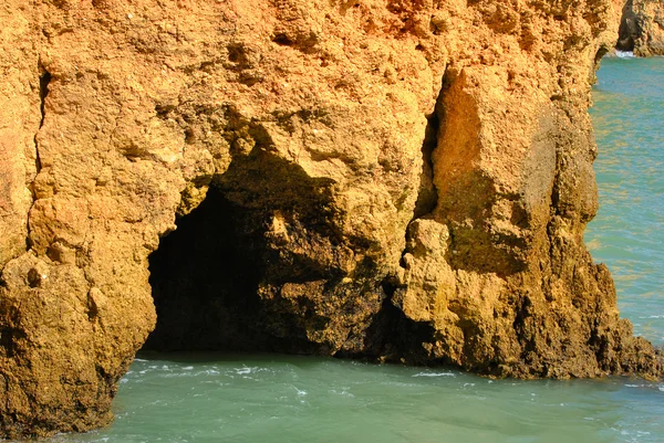 Ponta Da Piedade caverna nas formações rochosas — Fotografia de Stock