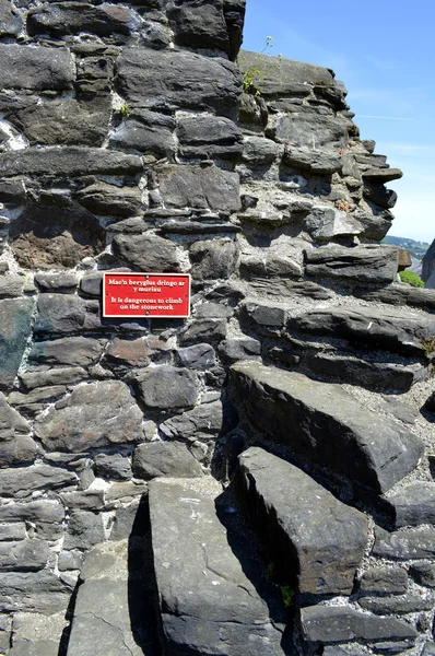 It is dangerous to climb on the historical medieval town wall surrounding Conwy town — Stock Photo, Image