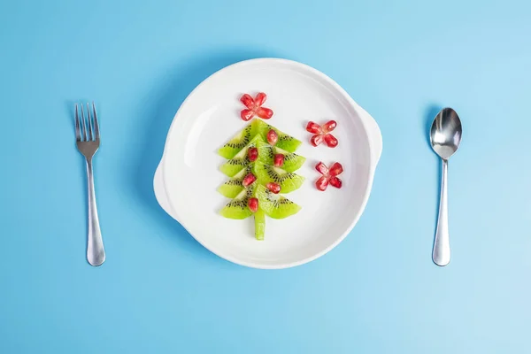 Árbol Navidad Fruta Kiwi Semilla Granada Con Tenedor Cuchillo Sobre — Foto de Stock