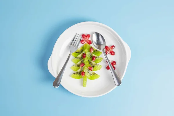 Árbol Navidad Fruta Kiwi Semilla Granada Con Tenedor Cuchillo Sobre — Foto de Stock