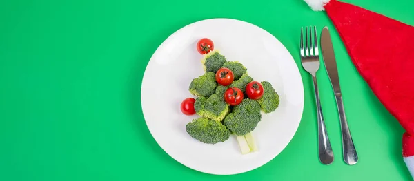 Christmas Tree Organic Vegetables White Plate Broccolis Tomatoes Fork Knife — Stock Photo, Image