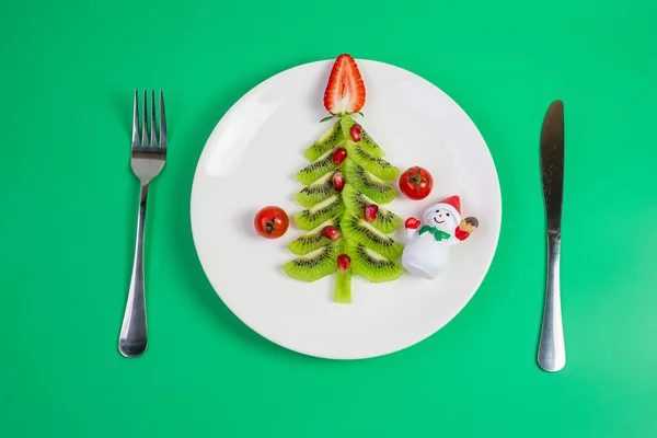 Christmas Tree Vegetable Fruit Kiwi Strawberry Pomegranate Seed Fork Knife — Stock Photo, Image