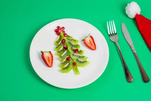 Christmas Tree Vegetable Fruit Kiwi Strawberry Pomegranate Seed Fork Knife — Stock Photo, Image
