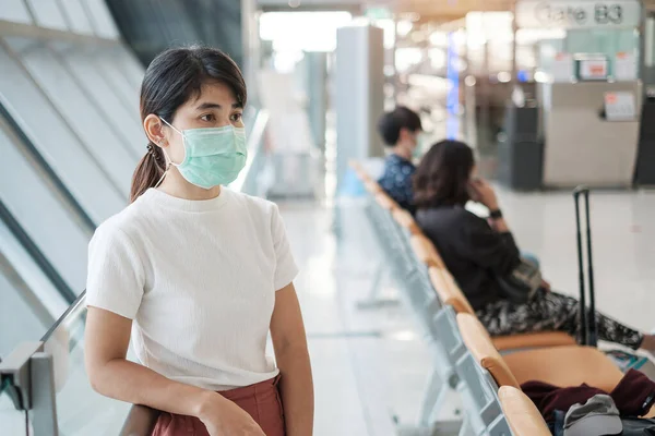 Fiatal Felnőtt Maszkot Visel Repülőtér Terminálján Védelem Coronavirus Betegség Fertőzés — Stock Fotó