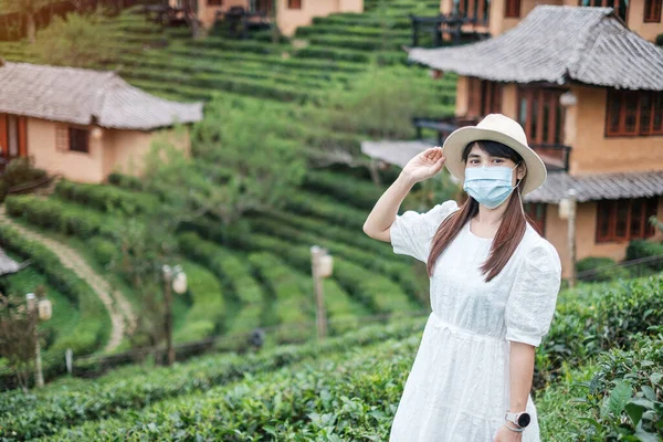 Mulher Turística Feliz Vestindo Máscara Cirúrgica Desfrutar Belo Jardim Chá — Fotografia de Stock