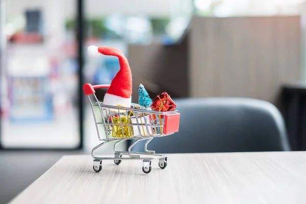 God Jul Med Miniatyr Jultomte Shopping Vagn Och Dekorationer Bordet — Stockfoto