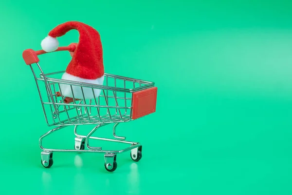 Feliz Natal Com Miniatura Santa Cláusula Carrinho Compras Fundo Verde — Fotografia de Stock