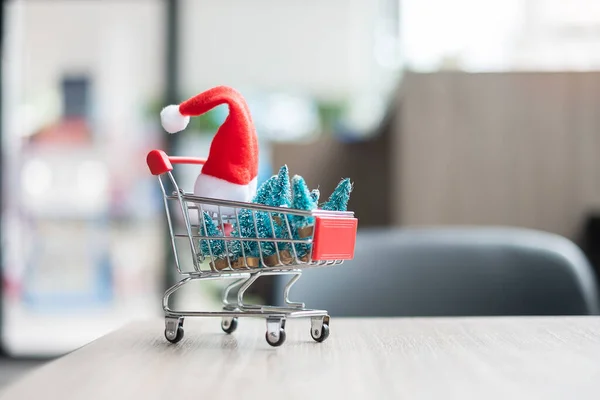God Jul Med Miniatyr Jultomte Shopping Vagn Och Dekorationer Bordet — Stockfoto