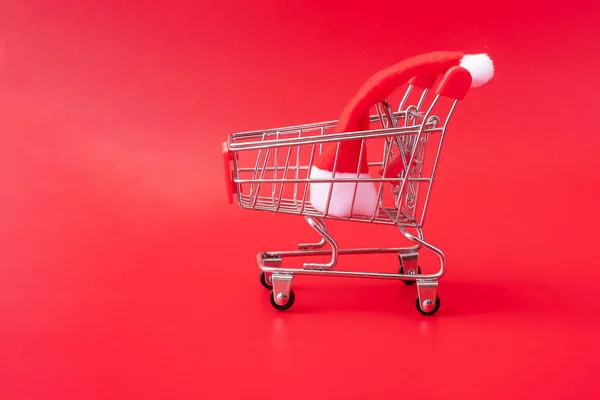 God Jul Med Miniatyr Jultomten Shopping Vagn Röd Bakgrund Semester — Stockfoto